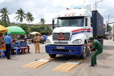 Lực lượng chức năng kiểm tra tải trọng xe gần khu vực cảng Cát Lái (TP Hồ Chí Minh).